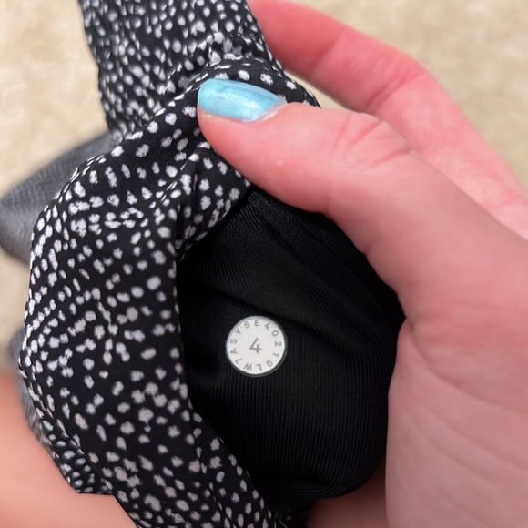 Lululemon reversible short - Picture 6 of 6